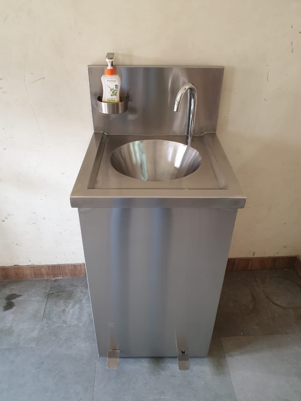 Free-Standing Hand Wash Basin